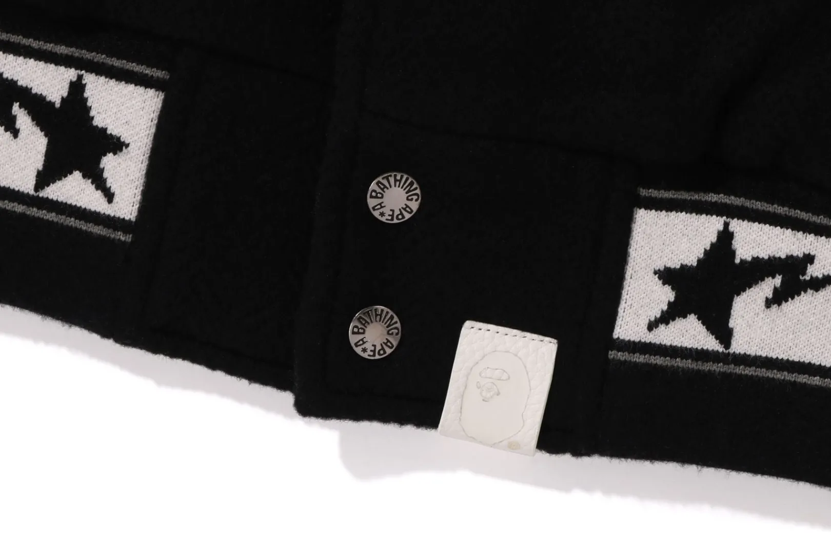 bergroe_collegejacke_mit_geprgtem_camouflagemuster_und_lederrmeln_6.webp 0ZX Übergroße College-Jacke mit geprägtem Camouflage-Muster und Lederärmeln Discount
