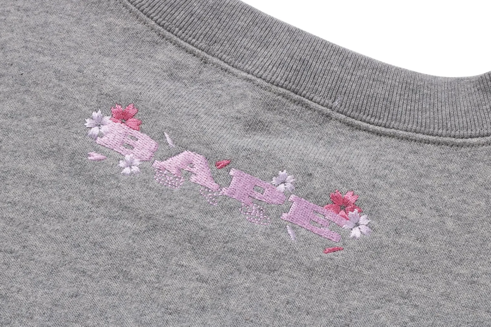 sakura_a_bathing_ape_lockeres_rundhalsshirt_3.webp 0ZX SAKURA A BATHING APE LOCKERES RUNDHALSSHIRT GRAU Discount
