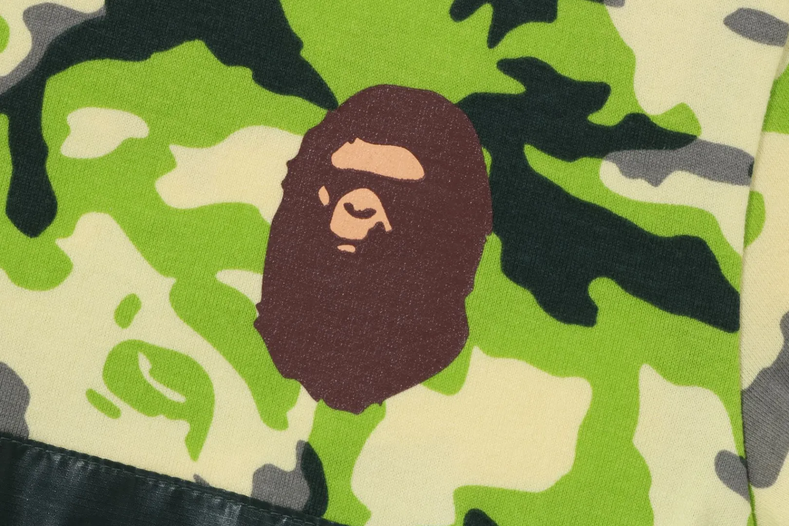 woodland_camo_pocket_tee_kids_1.webp 0ZX WOODLAND CAMO POCKET TEE KIDS GRÜN Shop